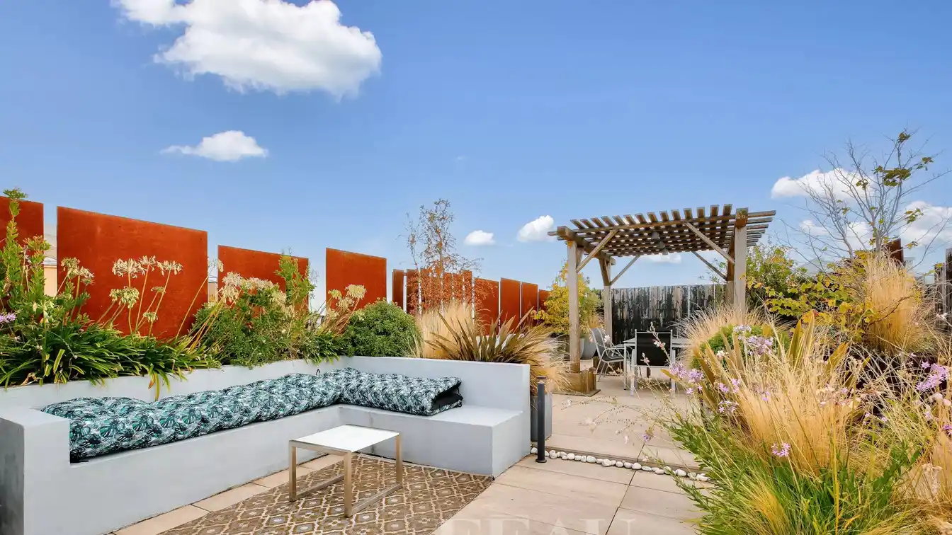 Top Floor Apartment with an Expansive Roof Terrace