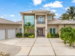 Meticulously Designed Canal Home