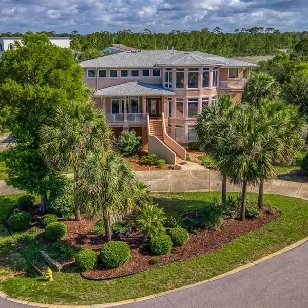 COASTAL LIVING WITH LUXURY AND CONVENIENCE