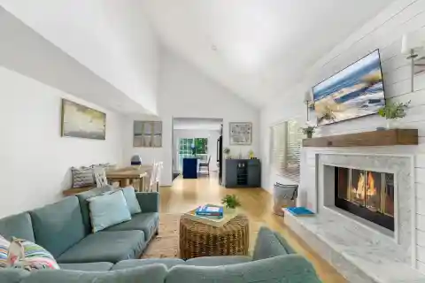 Stylish Contemporary Home Bordering Wildlife Sanctuary