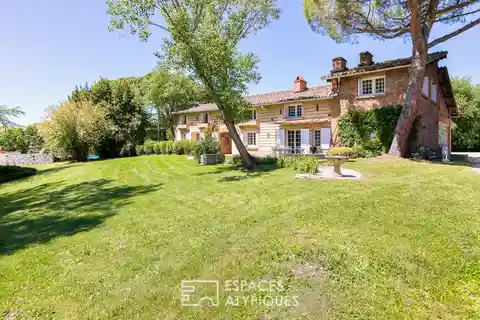 Elegant 1850 Farmhouse on Lush Parkland