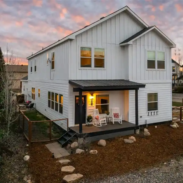 CHARMING MODERN FARMHOUSE-STYLE HOME
