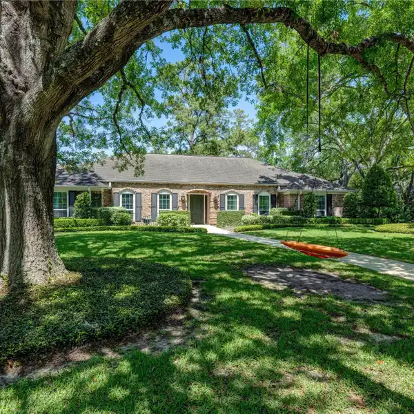 CHARMING RANCH-STYLE HOME IN THE MEMORIAL VILLAGES