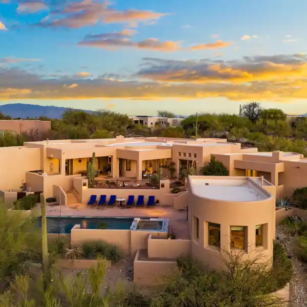 STUNNING OPEN-CONCEPT HOME IN COLONIA DEL SOL