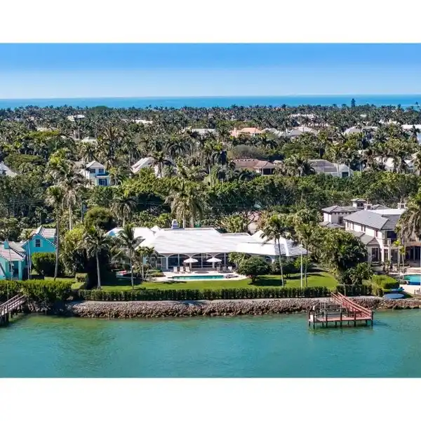 AN UNPARALLELED SETTING FOR A WATERFRONT RESIDENCE
