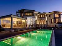 COMFORTABLE AND RELAXED ELEGANCE
