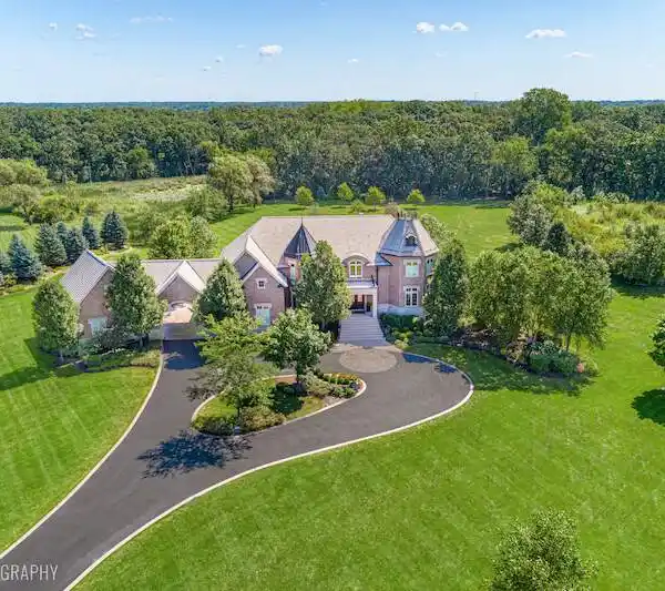 RESORT-STYLE LIVING IN BARRINGTON HILLS