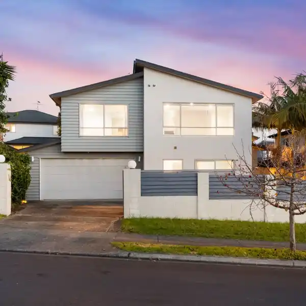 LUXURY LIVING IN THIS EXQUISITE FAMILY HOME
