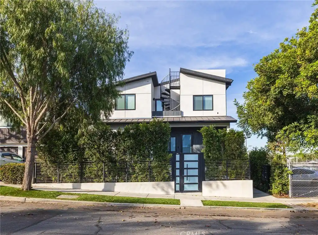 Stylish and Comfortable Modern Townhome