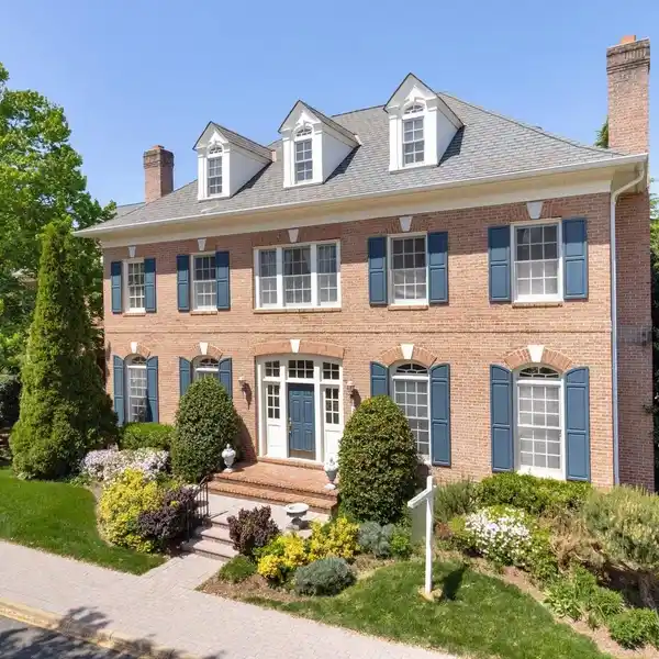 ELEGANT MCLEAN ESTATE WITH DESIGNER FINISHES