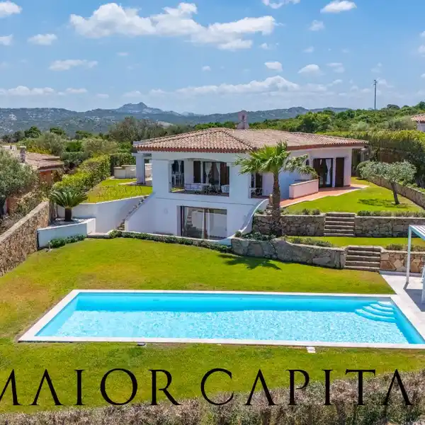 ELEGANT VILLA WITH POOL IN A REFINED COMMUNITY