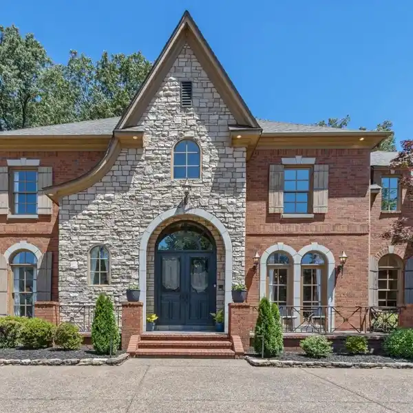 BEAUTIFUL HOME THAT HAS IT ALL