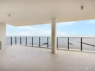 Exquisite Sub-penthouse in the Brand-new Aqua Apartments Building