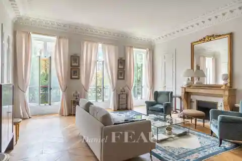 Bright and Peaceful Apartment Overlooking Gardens