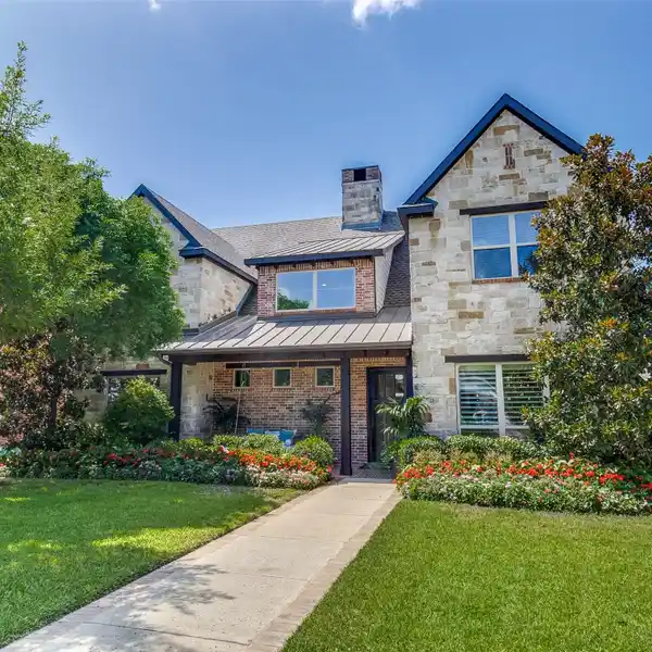 STUNNING TRADITIONAL HOME