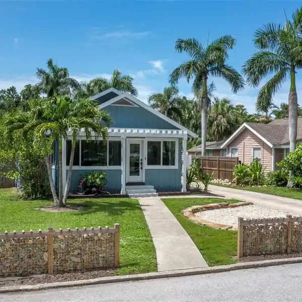 INCREDIBLY RENOVATED HISTORIC COTTAGE