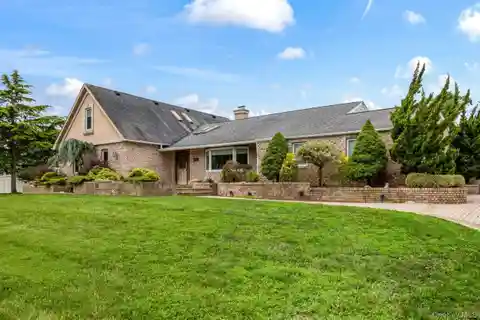 Sprawling Ranch Home in Coveted Great River
