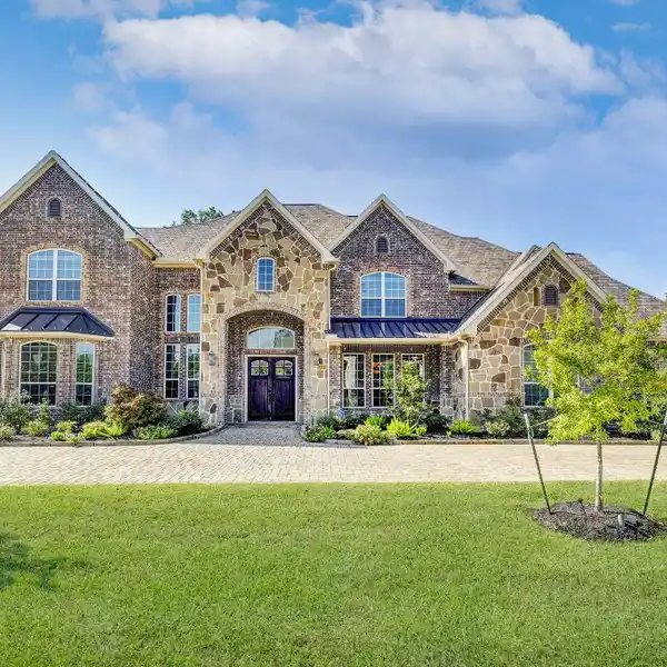 LUXURIOUS ESTATE ON A WOODED DOUBLE-LOT