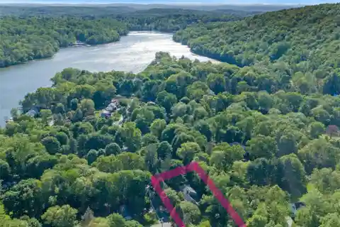 Serene Colonial Living with Deeded Lake Access