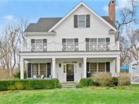 SOPHISTICATED PERFECTION IN CONVENIENT LOCATION
