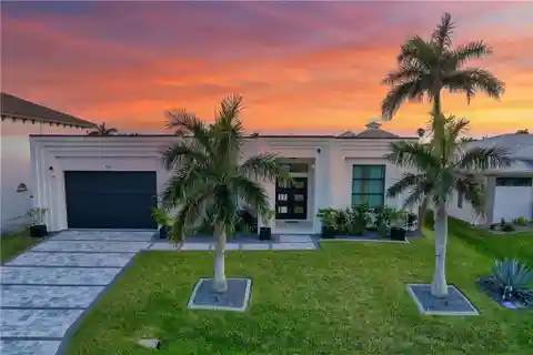 Relaxed Coastal Elegance with Modern Design