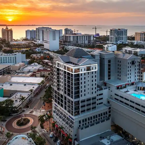 DOWNTOWN PENTHOUSE PERFECTION