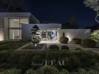 Contemporary Luxury Residence in a Peaceful Setting