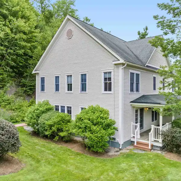 CHARMING NEW ENGLAND TOWNHOME