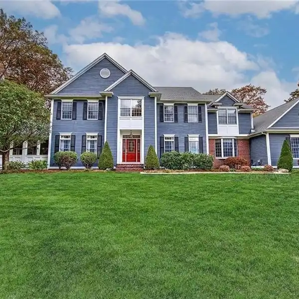 CRYSTAL CREEK GEM WITH BLUESTONE PATIO AND BUILT-IN GRILL