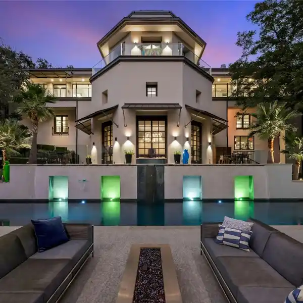 UNPARALLELED OPPORTUNITY FOR LUXURIOUS WATERFRONT LIVING