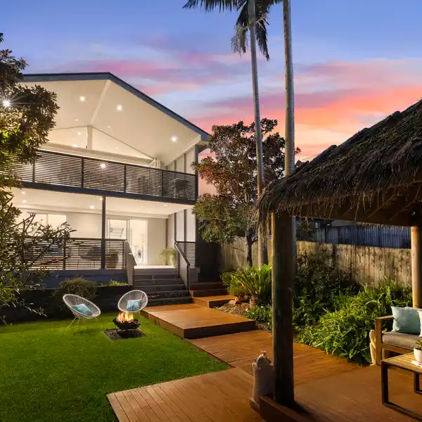 LUXURIOUSLY LIVEABLE COASTAL ENTERTAINER