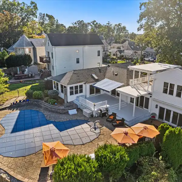 WATERFRONT LUXURY WITH BEACH RIGHTS