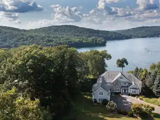 Incredible Lakefront Oasis