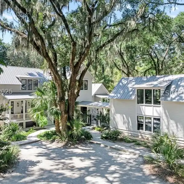 TIMELESS LOWCOUNTRY BEAUTY MEETS CONTEMPORARY ELEGANCE