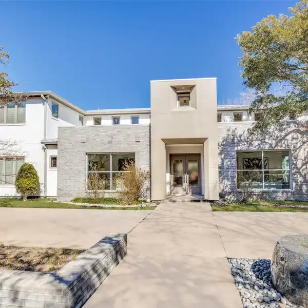 EXQUISITE HOME IN SOUGHT-AFTER BENT TREE