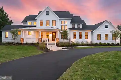 Luxurious Modern Farmhouse on Five Private Acres