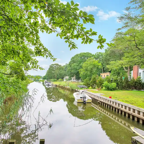 WATERFRONT ESCAPE WITH MOORING AND SUNSET VIEWS