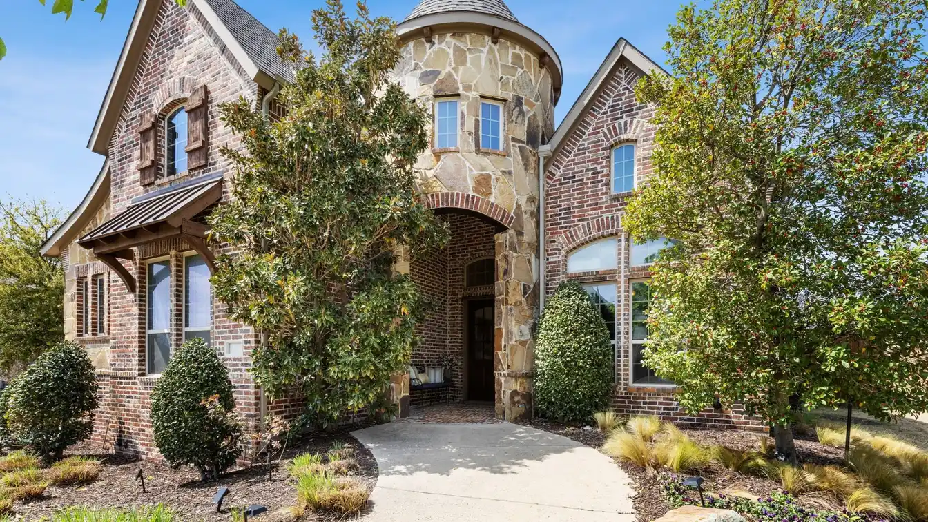 Move-in Ready Charming Transitional Smart Home