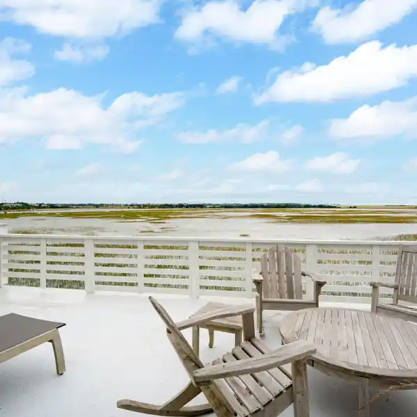 SPACIOUS TOWNHOME CLOSE TO FOLLY BEACH
