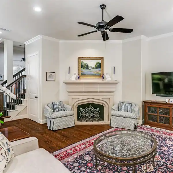 BEAUTIFUL TRANSITIONAL HOME IN PRESTIGIOUS LAKE FOREST