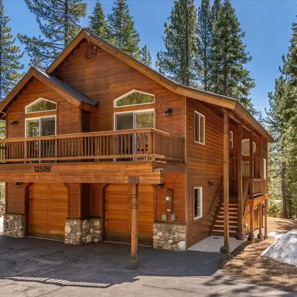 CHALET DESIGN IN TAHOE DONNER WITH DELIGHTFUL VIEWS