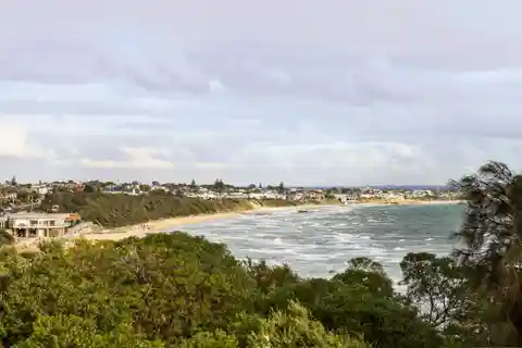Imposing Architect Designed Beachfront Entertainer