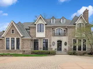 Ideal Blend of Family-focused Luxury and Commuter Convenience