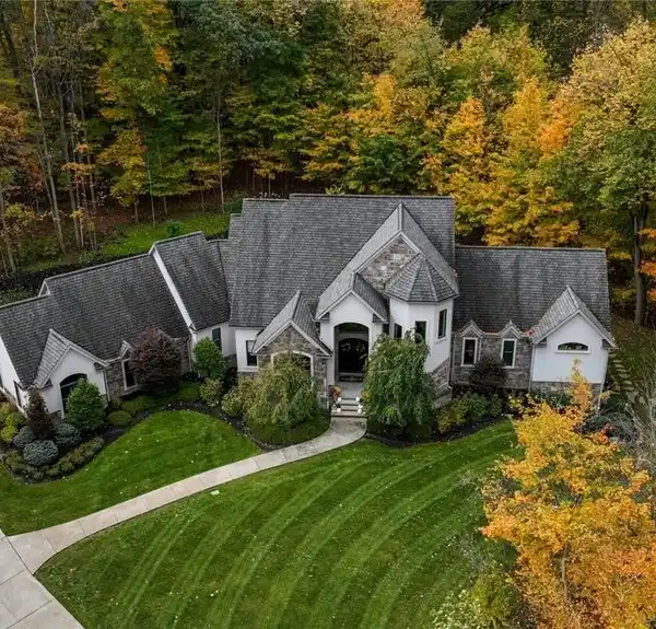 EXTRAORDINARY ELEGANT WOODED OASIS