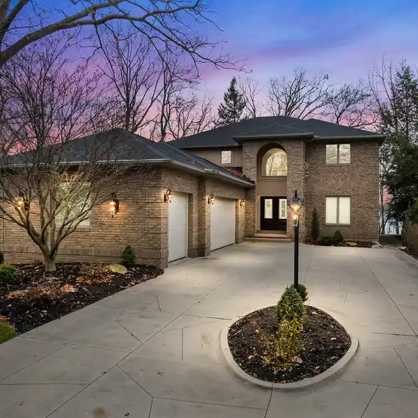 LUXURY WATERFRONT LIVING