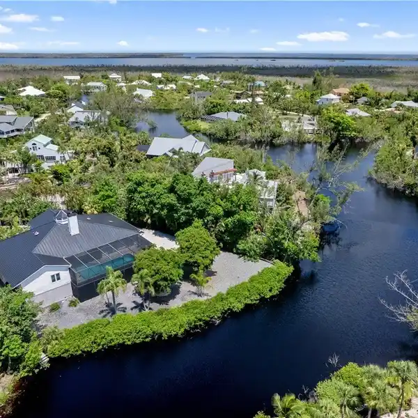 IMPECCABLY LOCATED OLD FLORIDA-STYLE LAKEFRONT HOME