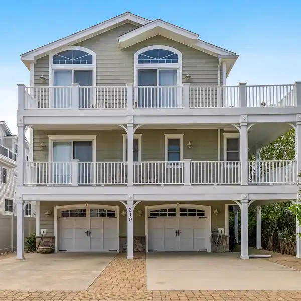 METICULOUSLY MAINTAINED SEA ISLE CITY TOWNHOME