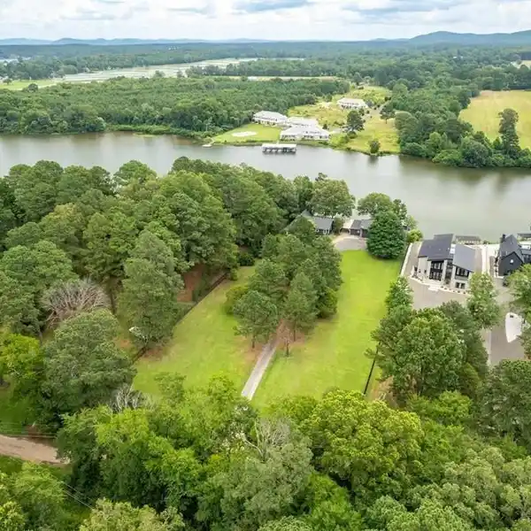 UNIQUE LAKESIDE RETREAT