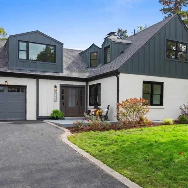 GOLF COURSE ELEGANCE WITH SUNROOM AND DESIGNER KITCHEN