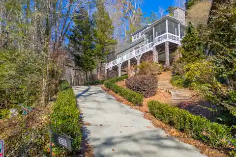 Cedar Shake Cottage in Perrin Cove at Lake Burton